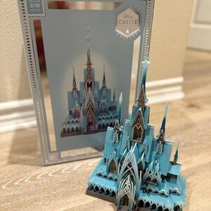 DISNEY CASTLE COLLECTION ARENDELLE FROZEN LIGHT UP
FIGURINE CASTLE NIB